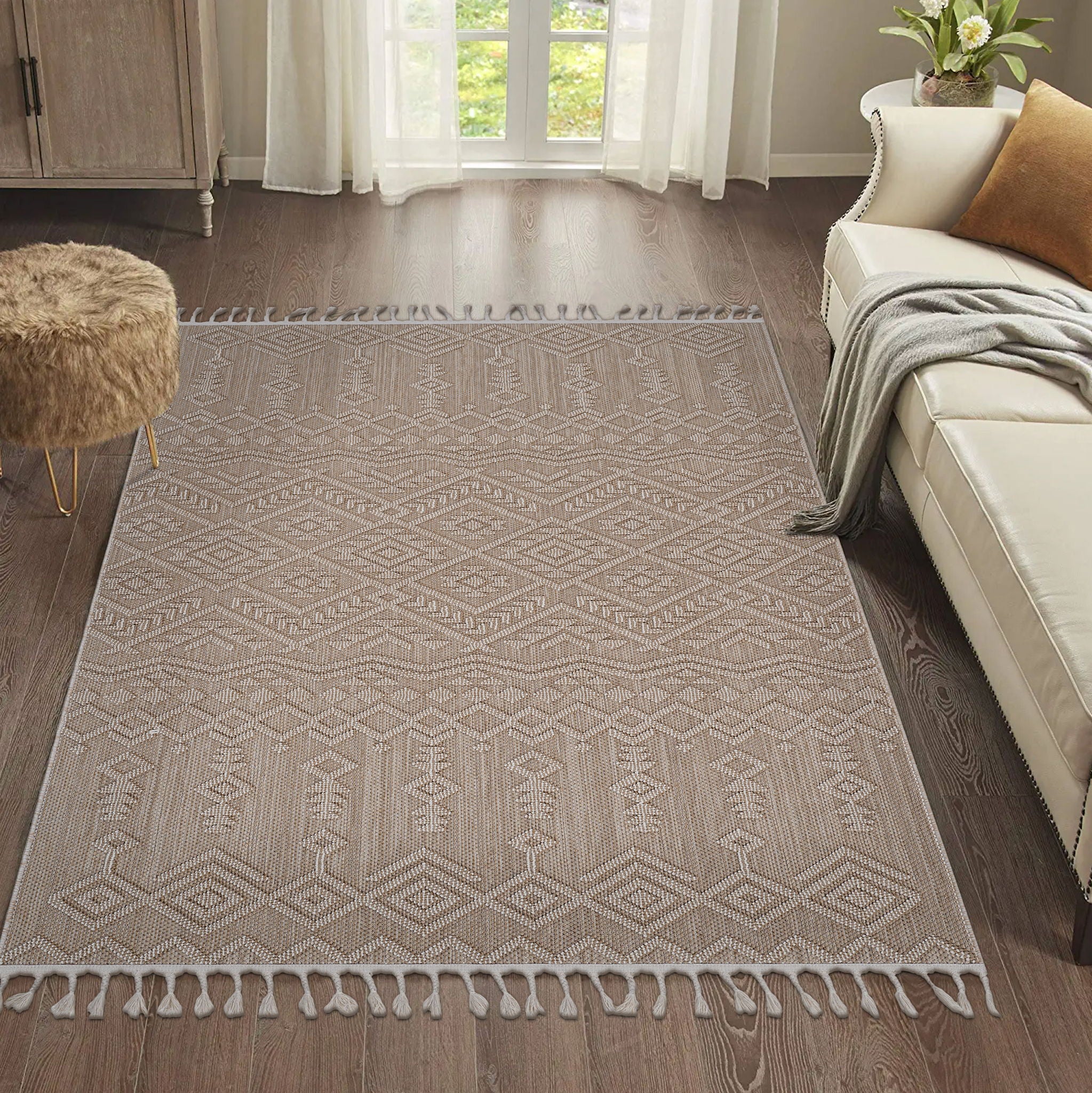 Guros - 4' X 6' Traditional Indoor / Outdoor Area Rug - Natural