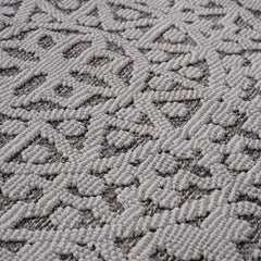 Guros - 4' X 6' Medallion Indoor / Outdoor Area Rug - Gray / White