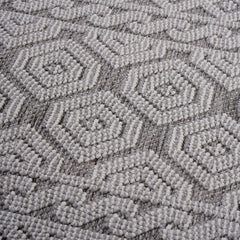 Guros - 6' X 9' Geometric Indoor / Outdoor Area Rug - Gray / White
