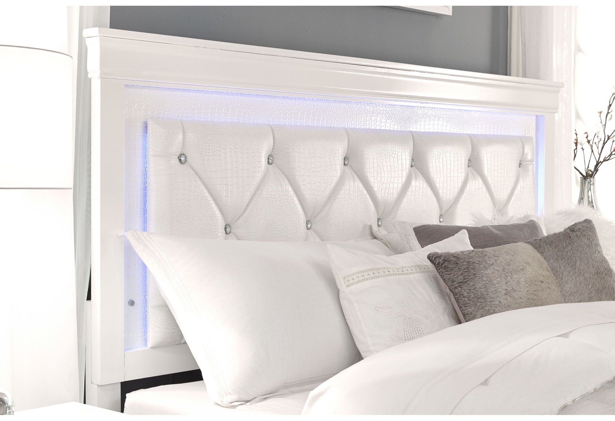 Pompei - 4 Piece Queen Bedroom Set (Bed With LED, Dresser, Mirror, Nightstand) - White